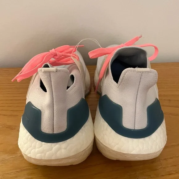 {Adidas} Ultraboost 22 Women’s Running Shoes - Picture 3 of 11